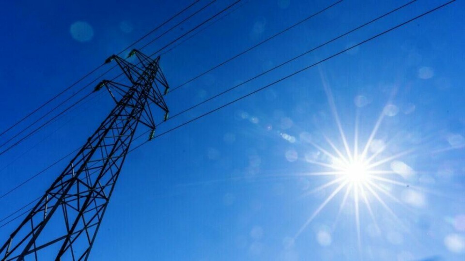God solskjerming kan spare deg penger. (Foto: Håkon Mosvold Larsen / NTB) Smart solskjerming: Bilde av sol som skinner og høyspentmast.