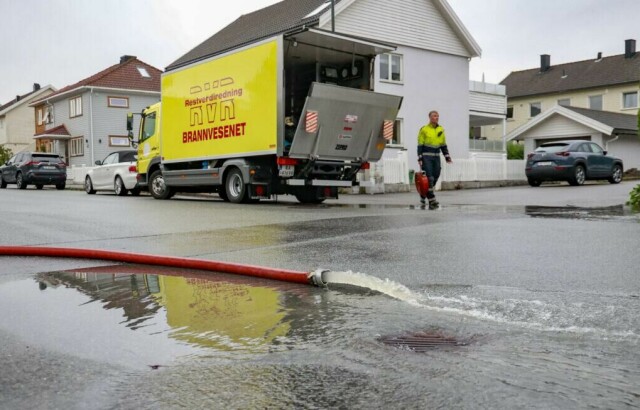 Dårlig overvannshåndtering kan fort bli dyrt. Her pumpes vann opp fra en kjeller i Kristiansand. (Foto: Tor Erik Schrøder / NTB)