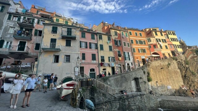 Den karakteristiske havnepromenaden i Riomaggiore, som er en av de fem landsbyene i Cinque Terre, Italia. (Foto: Svein Erik Hole)