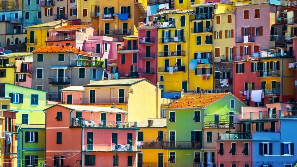 Postkort-idylliske Manarola, en av landsbyene som utgjør Cinque Terre. (Foto: Colourbox)