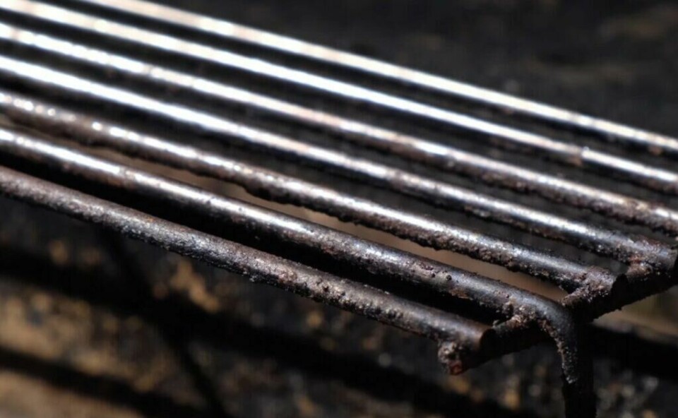 En grillrist kan bli veldig møkkete av nokså lite bruk.