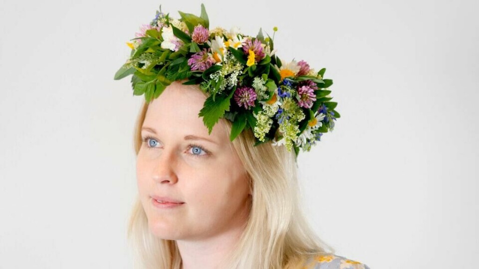 En klassisk blomsterkrans til håret bundet på en base av myke greiner. (Foto: ABC Guider) Bilde av kvinne med vakker blomsterkrans i håret, laget av markblomster. Vi viser hvordan du enkelt lager den vakre blomsterkransen selv. Den pynter opp håret til både 17. mai, bryllup, dåp, sankthans og konfirmasjon.