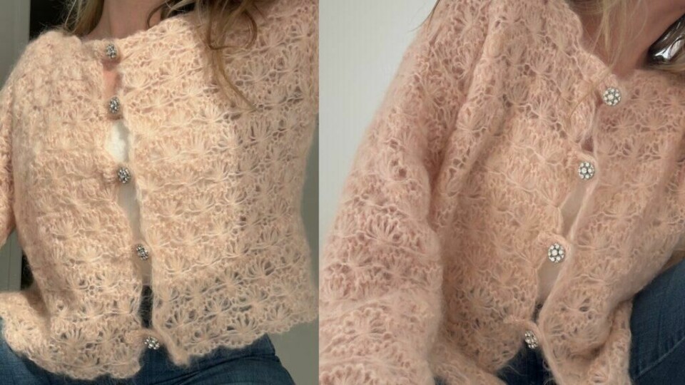 Myk mohair “Flowers” vist i skulder- og ermeparti med lys innfallsvinkel. (Foto: Kreative Ideer/ Aurora Lange) Vinklet oversiktsbilde som viser det løse ermet og skulderpartiet på en rosa mohaircardigan, med tydelig fluffy garnstruktur og én synlig krystallknapp ved halsen.