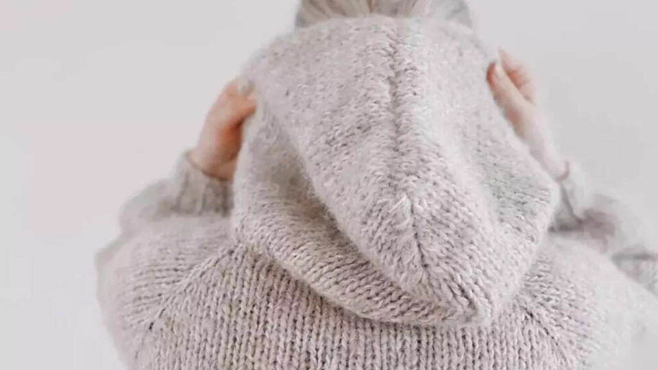 Emiliehoodie fra Knitting by Emilie – en myk og lun strikkehoodie med perfekt passform og deilig hette! (Foto: Knitting by Emilie) Emiliehoodie fra Knitting by Emilie er en stilren og komfortabel hettegenser strikket i mykt og loddent garn. Den har en avslappet passform, ribbestrikkede detaljer og en romslig hette for ekstra varme. Genseren er perfekt for både inne- og utebruk, og gir et moderne og tidløst uttrykk i garderoben.