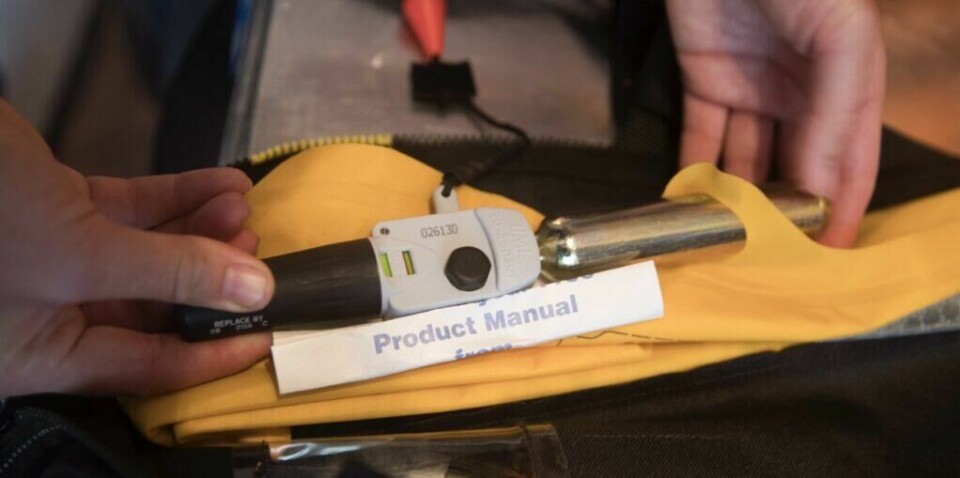 Vesten skal kunne redde deg uten at du må tenke. Det krever at du har en vest som virker, og at du bruker den riktig, sier Krangnes. Hun oppfordrer blant annet å sjekke om patronen som gir luft til å blåse opp vesten er i orden, før hver sesongstart. (Foto: Terje Pedersen / NTB) Bildet viser en nærbildevisning av den indre mekanismen i en oppblåsbar redningsvest. To hender holder frem vestens oppblåsbare del i gul farge, sammen med utløsermekanismen og en CO₂-patron i metall. Mekanismen inkluderer en svart sylinder med teksten 'REPLACE BY 05 2016', og en indikator med to små vinduer som begge viser grønt, noe som tyder på at vesten er klar til bruk. Over mekanismen ligger et sammenrullet hefte merket 'Product Manual', noe som tyder på at vesten nylig er inspisert eller vedlikeholdt. Bildet gir et tydelig innblikk i hvordan man visuelt kan sjekke om en oppblåsbar redningsvest er i god og trygg stand – blant annet ved å kontrollere CO₂-patronen og statusindikatorene.Vesten skal kunne redde deg uten at du må tenke. Det krever at du har en vest som virker, og at du bruker den riktig, sier Krangnes. Hun oppfordrer blant annet å sjekke om patronen som gir luft til å blåse opp vesten er i orden, før hver sesongstart.