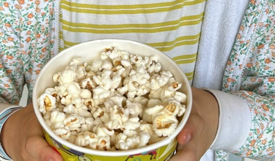 Forskere ved University of Scranton går så langt som å si at popcorn er sunnere enn grønnsaker. Dette fordi at den populære snacksen inneholder mer antioksidanter av typen polyfenol enn mange typer frukt og grønt. (Foto: Miriam Schjetlein / ABC Startsiden) Bildet viser en person som holder en stor bolle med ferdigpoppet popcorn. Popcornet er lyst og ser luftig og sprøtt ut. Bollen har et fargerikt mønster med lekne detaljer. Personen har på seg en genser med blomstrete mønster og et stripete plagg under. Hendene holder bollen forsiktig, og bildet gir en følelse av kos og hygge, kanskje i forbindelse med en filmkveld eller en snacksstund. Er du ute etter sunn snacks og glad i popcorn? Ifølge forskning kan det faktisk være et bedre valg enn både frukt, grønnsaker og havregryn! Vi forteller også hvor mange kalorier det er i popcorn.