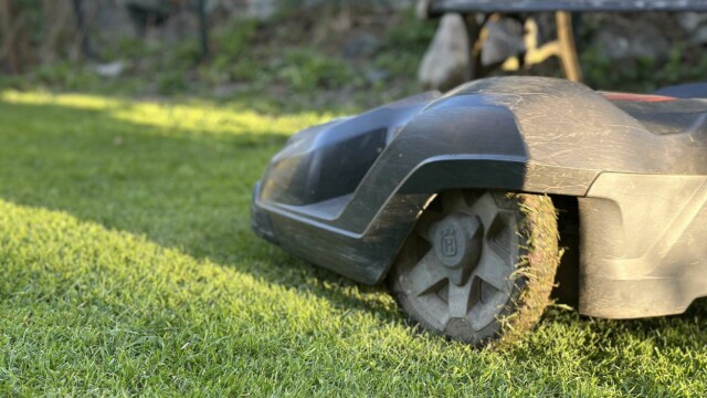 Testvinner i arbeid: Robotgressklippere som denne fra Husqvarna gjør hverdagen enklere for hageeiere i 2025.