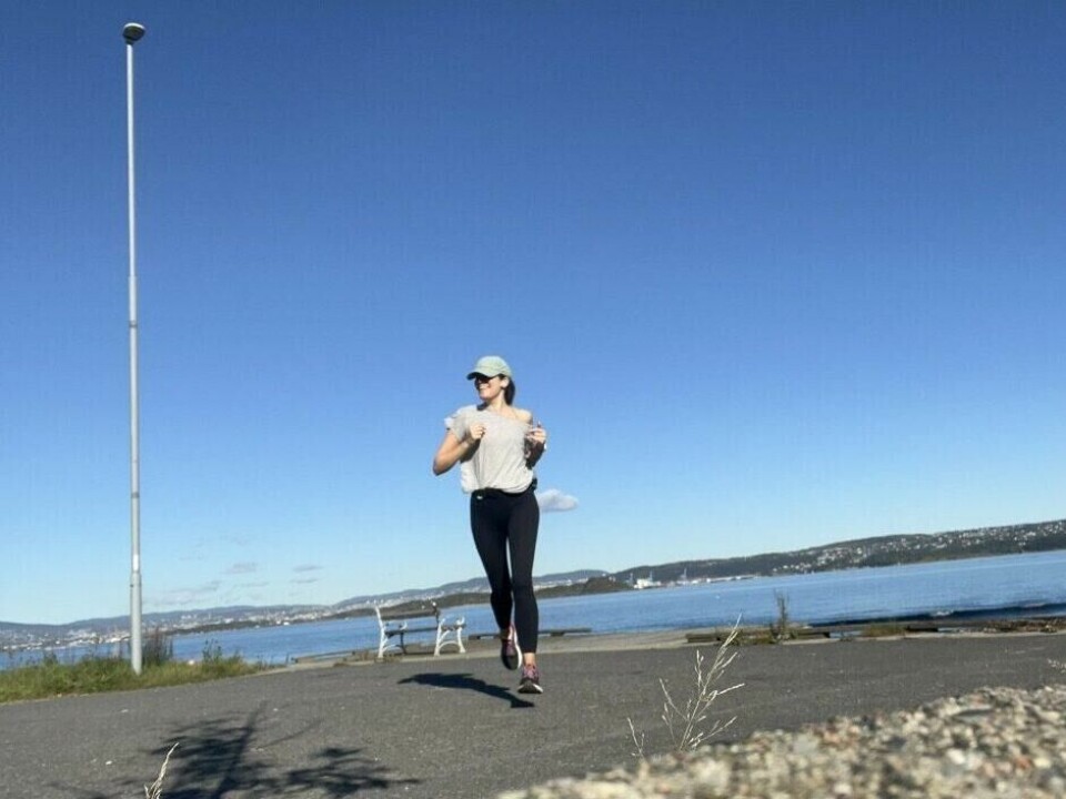 Visste du at for å få effekt av løpeturene så må de ikke nødvendigvis være så lange? Vi har snakket med personlig trener Cornelis Elander som avkrefter treningsmytene du ikke lenger må tro på. (Foto: Cecilie Aasland / ABC Startsiden) En kvinne løper på en asfaltert vei langs vannkanten på en klar og solrik dag. Hun har på seg mørke tights, en lys t-skjorte og caps, og ser fokusert fremover. I bakgrunnen ser man en benk, fjell og bebyggelse på andre siden av fjorden, med speilblankt vann og blå himmel som skaper en rolig og åpen atmosfære. Bildet formidler bevegelsesglede, frihet og verdien av å trene utendørs – selv på korte økter. Styrketrening eller cardio for en strammere og slankere kropp, og flest mulig treningstimer for best resultat? PT-en avkrefter treningsmyter.