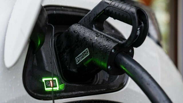 Hvor lenge vareer egentlig elbil-batterier? Her fra en hurtigladerstasjon på Skøyen i Oslo. (Foto: Fredrik Varfjell / NTB)