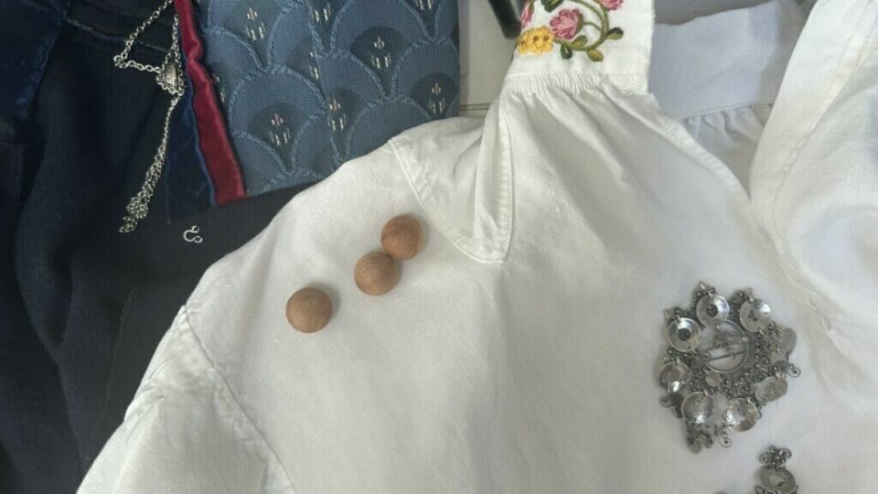 Sedertrekuler holder møll borte fra bunad og skjorte under lagring. (Foto: Miriam Schjetlein) Flatlagt bunadsskjorte med brodert mansjett og halskrage. På skjorten ligger sedertrekuler og oksidert sølv. Sedertrekuler brukes som et naturlig middel mot møll, og bør lagres sammen med bunad i tøyposer.