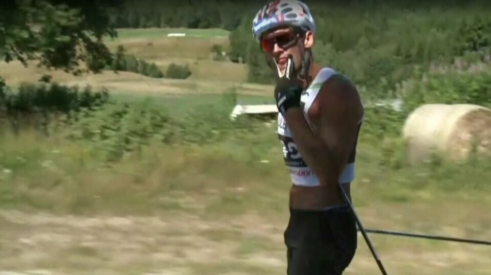Petter Northug tas i forsvar av langrennsekspert Petter Skinstad for sex-gesten under Kanalrennet. Skjermdump: TV2