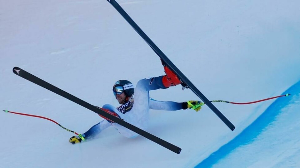 Aleksander Aamodt Kilde falt kraftig under utforrennet i Wengen lørdag. Foto: Alessandro Trovati / AP / NTB
