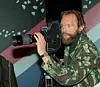 Naturfotograf Sverre M. Fjelstad i aksjon med filmkamera i 1991. Over 100 TV-filmer lagde han for NRK. Arkivfoto: Vemund Hagen / NTB
