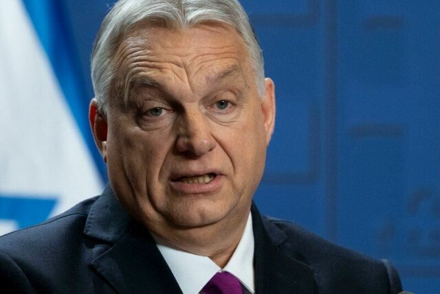 Tusener av mennesker kledde seg lørdag i grått I Budapest for å protestere mot statsminister Viktor Orbans forbud mot den årlige pride-paraden.