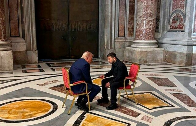 Ukrainas president Volodymyr Zelenskyj (t.h.) sier møtet med USAs president Donald Trump i Vatikanet forrige helg var deres beste.