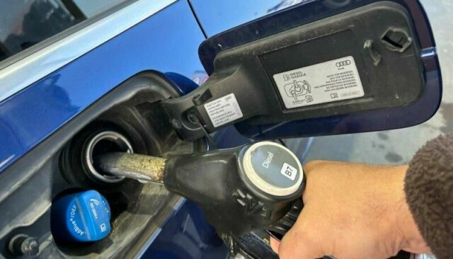 Både bensin og diesel er billigere enn på mange år i Sverige. Bor du nært grensen kan du spare mye nå. Foto: Broom