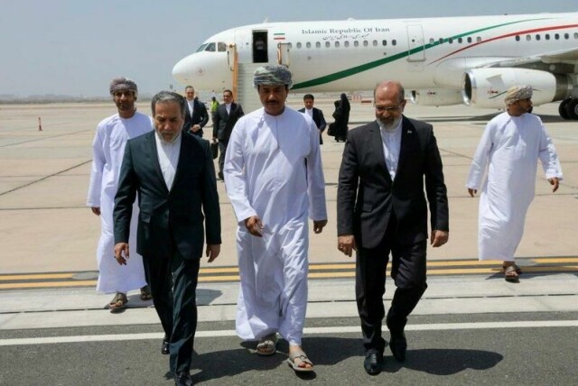 Irans utenriksminister Abbas Araghchi, til venstre, ønskes velkommen til atomsamtaler med USA i Omans hovedstad Muscat.