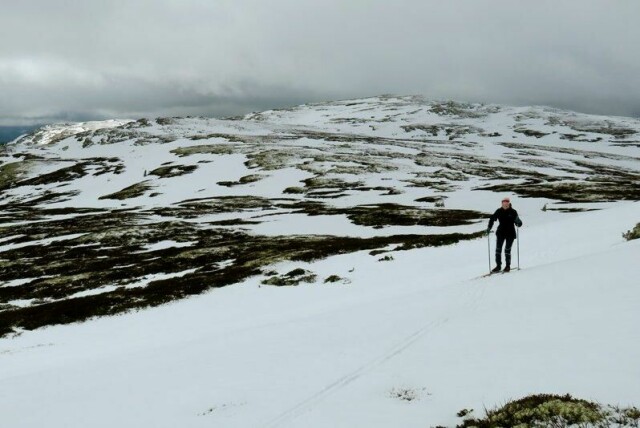 Flere steder i Sør-Norge melder om lite snø i påskefjellet. Her fra Vinstra i 2017 da også var beskjedent med snø og skrantende skiføre, selv høyt til fjells.