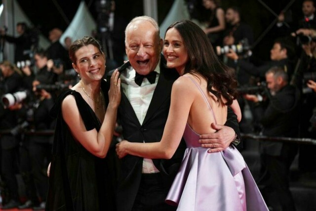 Inga Ibsdotter Lilleaas, fra venstre, Stellan Skarsgård og Renate Reinsve poserer for fotografene etter premieren av filmen «Affeksjonsverdi», som har fått den engelske tittelen 'Sentimental Value', på den 78. internasjonale filmfestivalen i Cannes onsdag kveld. 21. mai 2025. (