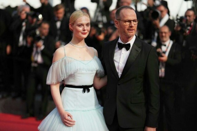 Elle Fanning og Joachim Trier på den røde løperen før avslutningsseremonien.