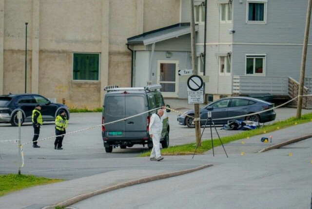 Politiet på stedet i Eidsvoll der en mann omkom etter å ha blitt påkjørt.