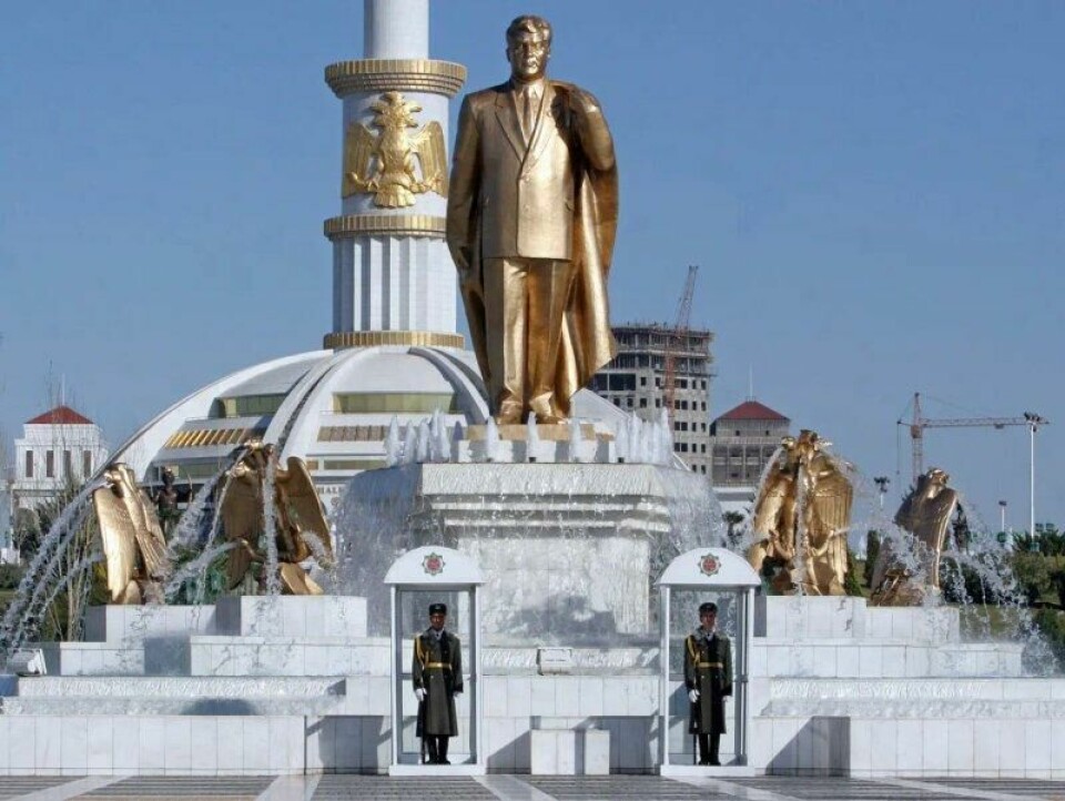 Saparmurat Niyazov styrte Turkmenistan i Sentral-Asia fra 1985 til 2006 og skapte en ekstrem personlighetskult. I hovedstaden, Asjkhabad, fikk han bygget denne gullstatuen av seg selv. En motor fikk den til å rotere, slik at diktatoren alltid sto vendt mot solen. For å få førerkort, måtte du ta en eksamen som viste at du hadde lest Niyazovs verk «Den hellige bok». Saparmurat Niyazov styrte Turkmenistan i Sentral-Asia fra 1985 til 2006 og skapte en ekstrem personlighetskult. I hovedstaden, Asjkhabad, fikk han bygget denne gullstatuen av seg selv. En motor fikk den til å rotere, slik at diktatoren alltid sto vendt mot solen. For å få førerkort, måtte du ta en eksamen som viste at du hadde lest Niyazovs verk «Den hellige bok». Foto: Burhan Ozbilici /AP/NTB