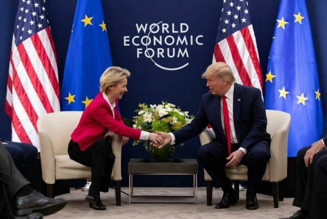 – Europa er klar til å føre samtalene framover rakst og målrettet. For å oppnå en god avtale trenger vi tiden fram til 9. juli, sier EU-kommisjonens leder Ursula von der Leyen etter en telefonsamtale med president Donald Trump. Her da de to møttes under Verdens økonomiske forum i Davos i januar 2020.