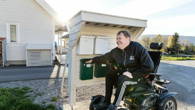 Regjeringen foreslår at Posten fortsatt skal levere brevpost i postkassen minst én gang i uken. Dermed tar de ikke til følge Postutvalgets forslag om å kun lever brevpost til hentesteder som for eksempel post i butikk.