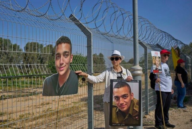 Varda Ben Baruch viser fram bilder av barnebarnet Edan Alexander, som ble tatt som gissel av Hamas 7. oktober 2023. Alexander slippes fri mandag, ifølge Hamas.