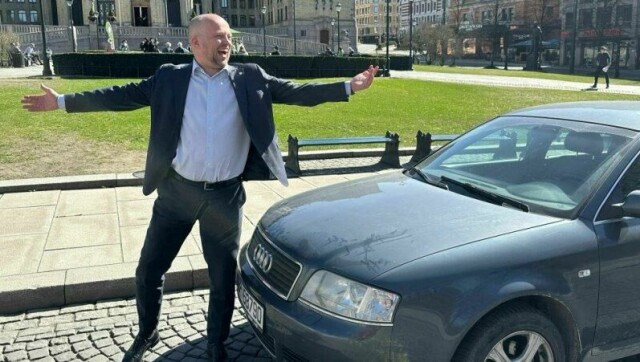 Vedum er åpenbart strålende fornøyd med sin nye bruktbil. Foto: Broom