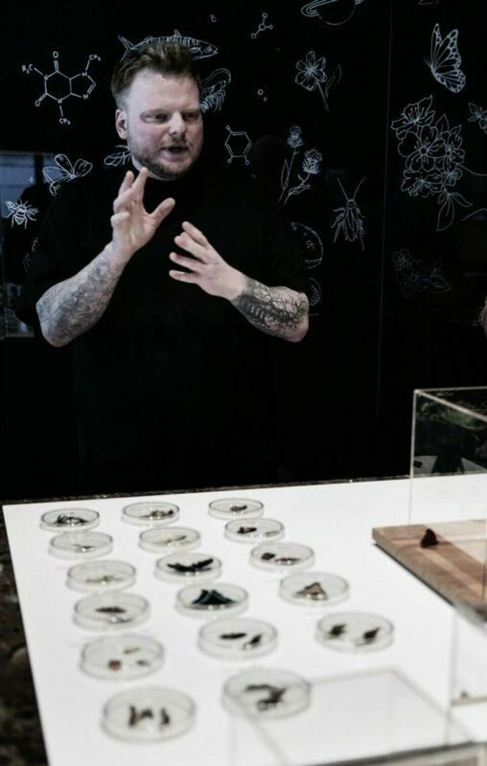 På Alchemist stiller Rasmus Munk og hans team spørsmålstegn ved alt. Hvorfor spiser vi for eksempel ikke juret på kua, slik man gjorde før i tiden? Kan man lage sjokolade av noe annet enn kakaobønner? På Alchemist stiller Rasmus Munk og hans team spørsmålstegn ved alt. Hvorfor spiser vi for eksempel ikke juret på kua, slik man gjorde før i tiden? Kan man lage sjokolade av noe annet enn kakaobønner? Foto: Helle Valebrokk / Kapital