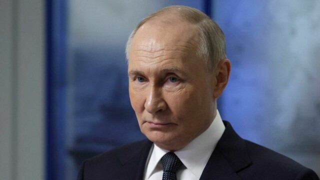 Russland legger ned våpnene i Ukraina fra lørdag klokken 18 lokal tid til midnatt natt til mandag, opplyser president Vladimir Putin i en TV-sending lørdag.
