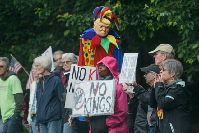 Demonstranter utenfor president Donald Trumps kryptogalla i Washington torsdag. Flere er svært kritiske til den private middagen med dem som har investert mest i Trumps kryptovaluta.