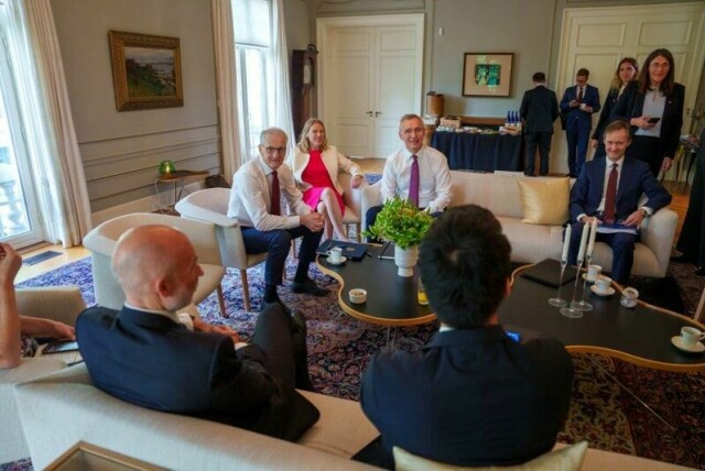 Statsminister Jonas Gahr Støre, USA-ambassadør Anniken Huitfeldt og finansminister Jens Stoltenberg i siste runde med forberedelser før møtet med USAs president Donald Trump i Det hvite hus.