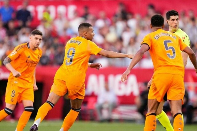 Kylian Mbappé feirer sitt ledermål for Real Madrid mot Sevilla.