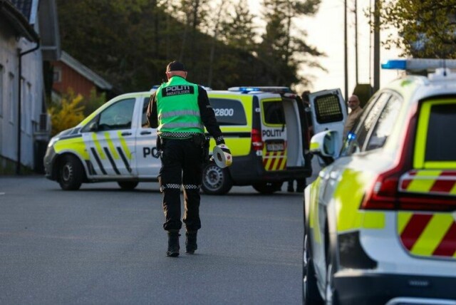 En mindreårig person er kjørt til sykehus med alvorlige skader etter en trolig knivstikking i Sandefjord.