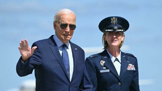 Joe Biden sammen med oberst Angela Ochoa på vei til presidentflyet AIr Force One i september i fjor.