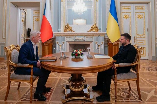 Ukrainas president Volodymyr Zelenskyj (t.h.) møter Tsjekkias president Petr Pavel i Praha søndag. Her fra da de to møttes i Kyiv i mai.