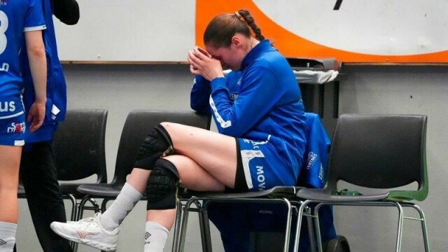Tertnes Henriette Espetvedt Eggen gråter på benken under den første sluttspillfinalen i håndball mellom Storhamar og Ternes.