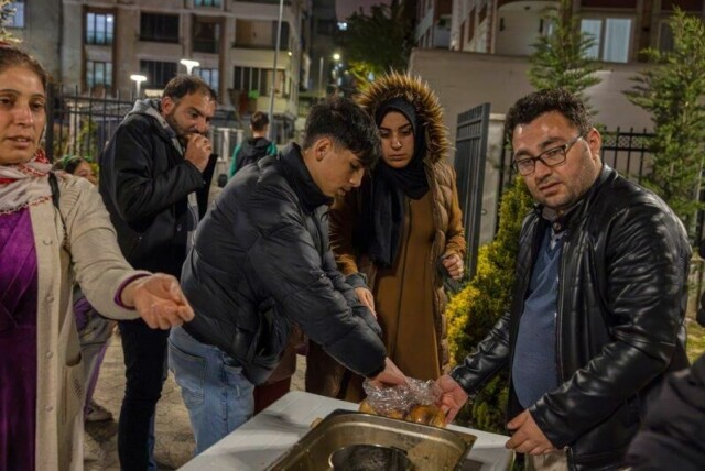 Mat deles ut til lokalbefolkningen i Istanbul, der mange har overnattet utendørs etter storskjelvet onsdag.