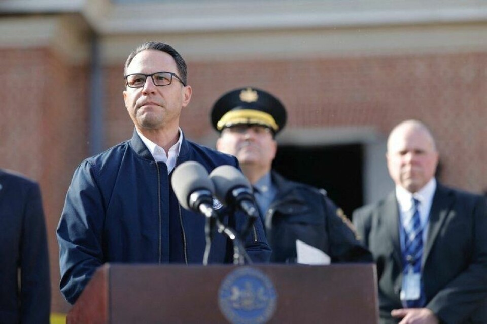 Pennsylvania-guvernør Josh Shapiro på en pressekonferanse søndag etter at en 38-åring tente på huset han og familien lå og sov i. Pennsylvania-guvernør Josh Shapiro på en pressekonferanse søndag etter at en 38-åring tente på huset han og familien lå og sov i. Foto: Reuters / NTB