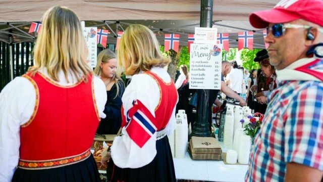 Mange steder brukes Vipps under salg av is, pølser og drikke på 17. mai. Her fra fjorårets feiring.