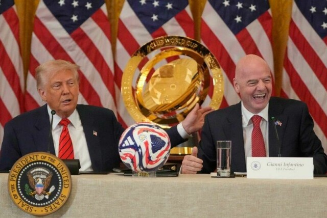 USAs president Donald Trump sier fotballfans fra hele verden skal få en smidig opplevelse når landet arrangerer VM neste år. Her er han sammen med Fifa-sjefen Gianni Infantino.