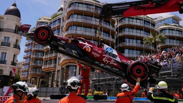Det ble kaotiske scener da elleve biler krasjet tidlig i søndagens Formel 2-løp i Monaco. Her løftes Ferrari-bilen til Lewis Hamilton etter en krasj på en Formel 1-trening.