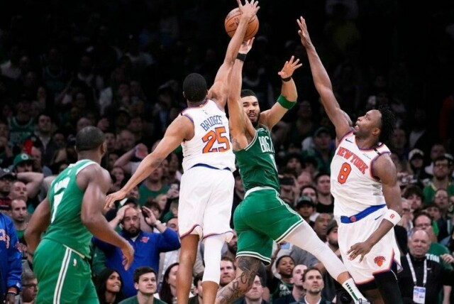 Mikal Bridges blokkerer en pasning fra Jayson Tatum i sluttsekundene av kamp 2 mellom New York Knicks og Boston Celtics.