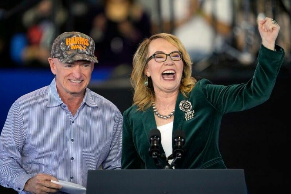 Den tidligere demokratiske representanten Gabby Giffords sammen med sin ektemann senator Mark Kelly under et valgkampmøte for tidligere visepresident og presidentkandidat Kamala Harris. Den tidligere demokratiske representanten Gabby Giffords sammen med sin ektemann senator Mark Kelly under et valgkampmøte for tidligere visepresident og presidentkandidat Kamala Harris. Foto: Matt York / AP / NTB