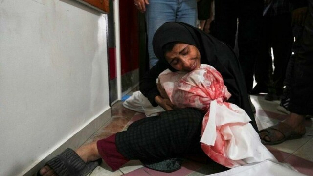 En palestinsk kvinne sørger over sønnen som natt til onsdag ble drept i et israelsk luftangrep nord på Gazastripen. I alt 22 barn var blant 48 mennesker som ble drept i angrepene, ifølge sykehuskilder.