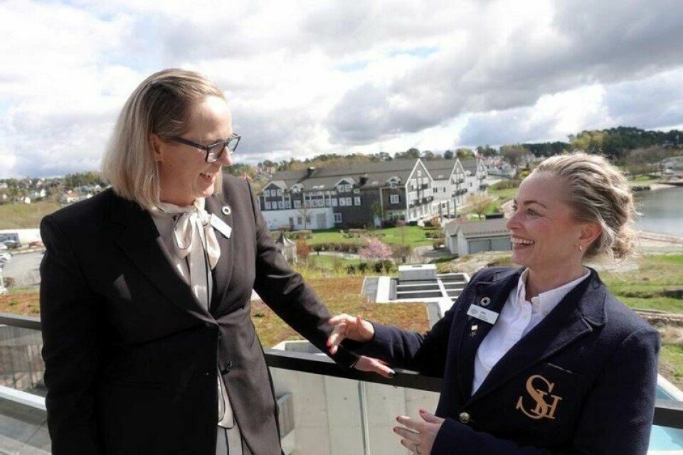 Støtvig Hotel i bakgrunnen. Her står hotelldirektør Nina Nilsen (t.v.) og villa-koordinator Tina Orvin-Henriksson på villaens takterrasse Støtvig Hotel i bakgrunnen. Her står hotelldirektør Nina Nilsen (t.v.) og villa-koordinator Tina Orvin-Henriksson på villaens takterrasse Foto: Hilde Oreld / Finansavisen