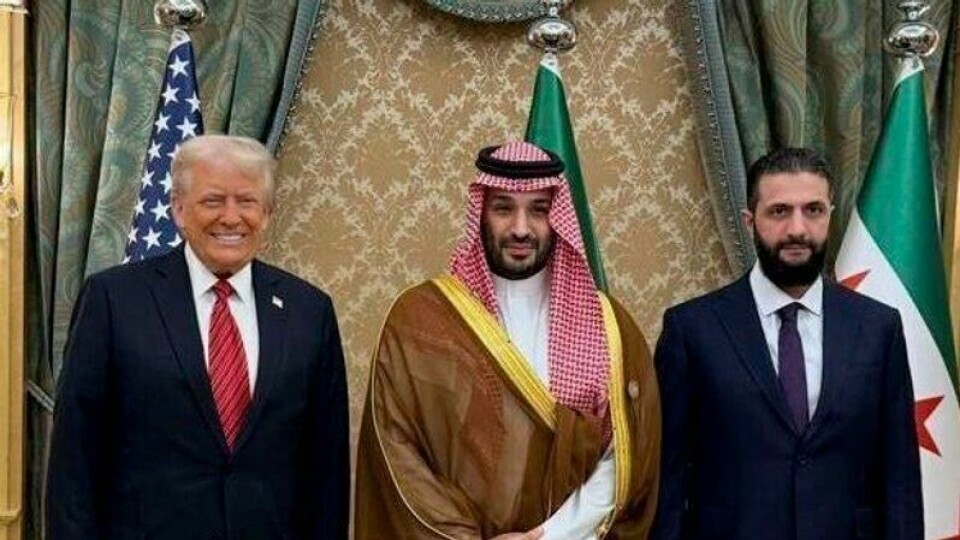 USAs President Donald Trump, Saudi Arabias kronprins Mohammed bin Salman og Syrias President Ahmad al-Sharaa. USAs President Donald Trump, Saudi Arabias kronprins Mohammed bin Salman og Syrias President Ahmad al-Sharaa. Foto: SANA via AP / NTB