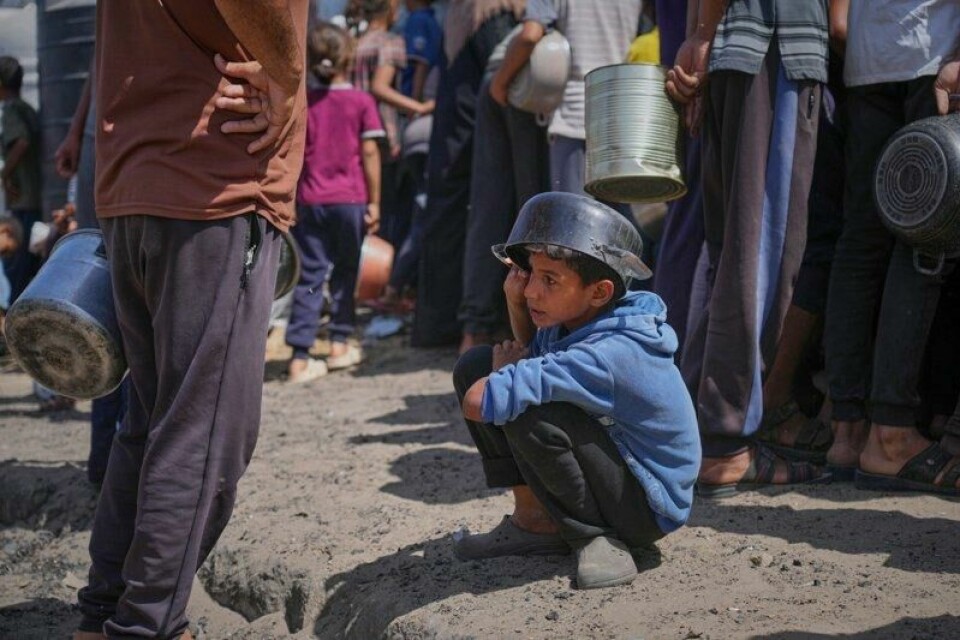 Barna på Gazastripen blir stadig tynnere som følge av matmangel og underernæring. Bildet er tatt ved et suppekjøkken i Khan Younis fredag. Barna på Gazastripen blir stadig tynnere som følge av matmangel og underernæring. Bildet er tatt ved et suppekjøkken i Khan Younis fredag. Foto: Abdel Kareem Hana / AP / NTB